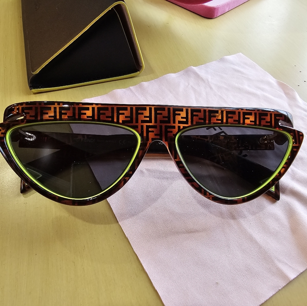 BRAND NEW FENDI RUNWAY SUNGLASSES